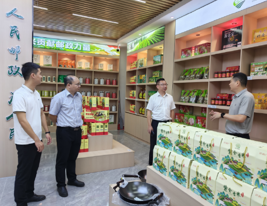 参观广东邮政百千万工程纵向帮扶展品展销中心