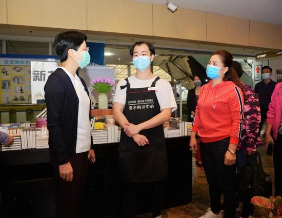 谭艳玲正和书店店员交流