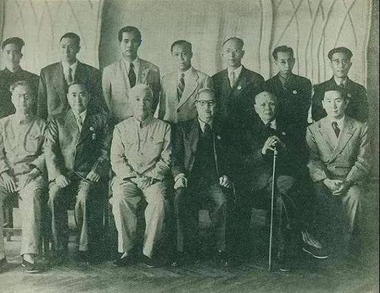 图为出席第一届中国人民政治协商会议的海外华侨代表,前排右二为司徒美堂。