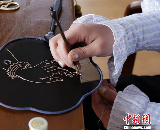刘瑶正在刺绣。 高展 摄
