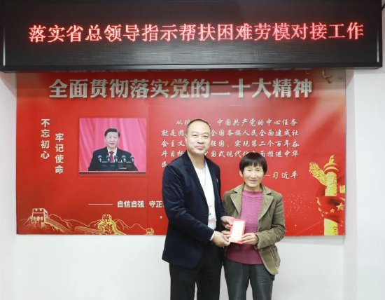 惠州三院党委副书记、副院长王豪为田妹同志送上慰问金