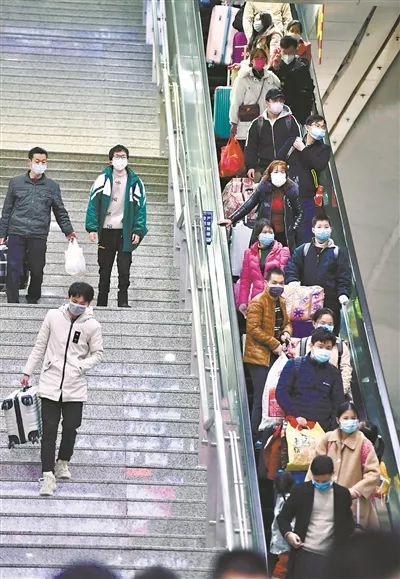 广州南站客流渐多。广州日报全媒体记者王燕摄