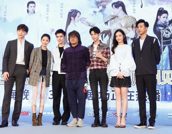 《香蜜沉沉烬如霜》主创合影