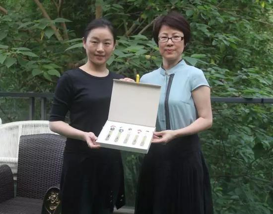 何小玲向曾小敏赠送乐平名人书签