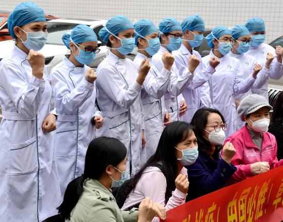 志愿者和医护人员合影。陈国汉 摄