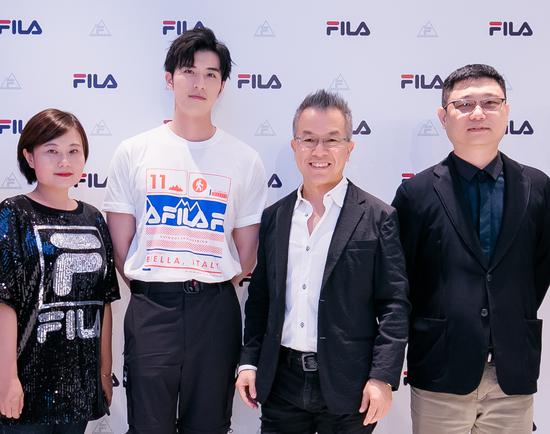 徐开骋与FILA品牌、商场领导合影留念