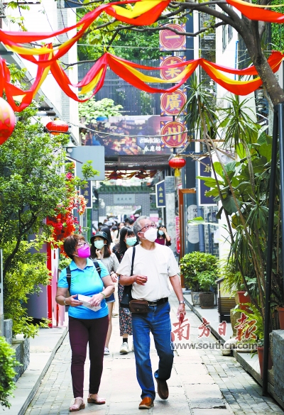 永庆坊升级改造后成为广州城市地标，不少游客慕名前来“打卡”。