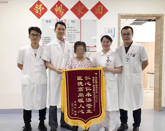 梁婆婆为医生们送来锦旗以表感谢