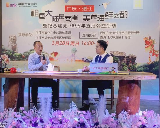 旅游推广促进科林洪强科长(左)