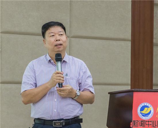 黄育芹副院长发表讲话　罗文静摄