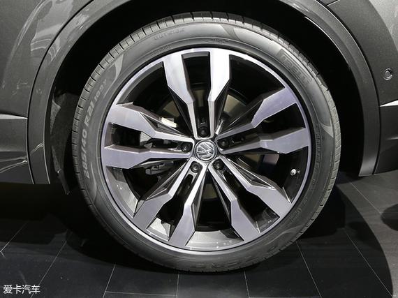 多辐铝合金轮圈造型别致,轮胎采用倍耐力 P0系列,规格为285/40 R21。