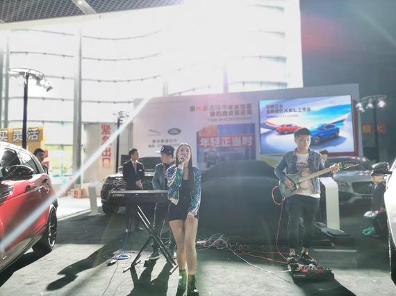 上市会开始前,乐队演唱几首歌曲赢得在场客户的目光