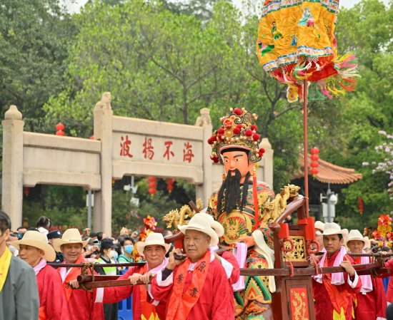 往年“波罗诞”千年庙会的“五子朝王”盛景。 卜泽森 摄