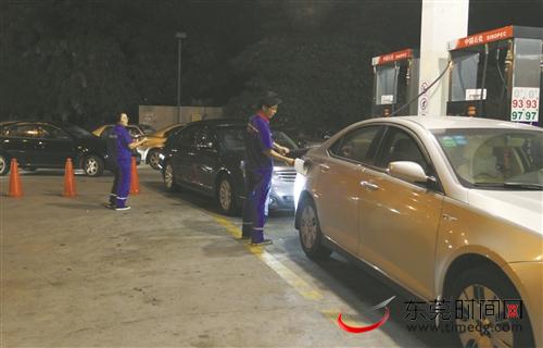 ■中石化东莞分公司旗下的126座油站在本月将完成新油品置换 资料图 郑琳东 摄
