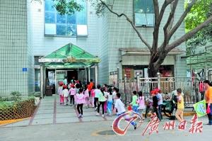 中午时分孩子们排队进入居民楼。