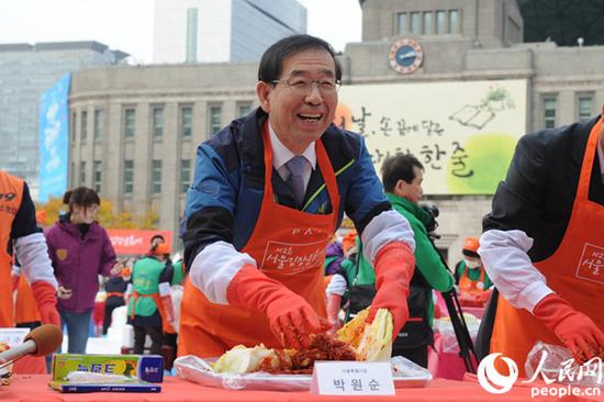 首尔举办越冬泡菜文化节 六千人齐聚广场做泡