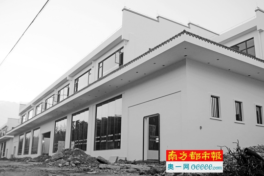 其中一个地块已经建了家具城。