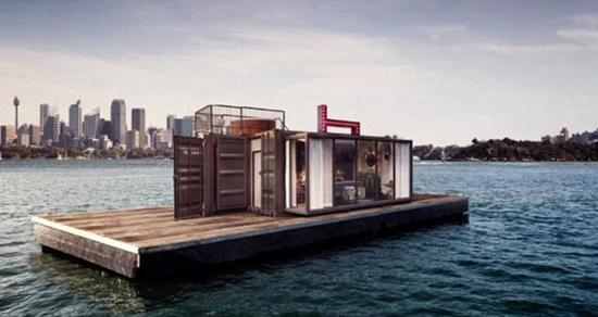 Spontaneity Suite漂浮酒店停靠在悉尼港中。