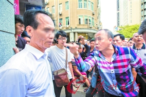 围观群众在质问被误认为“人贩子”的老伯。