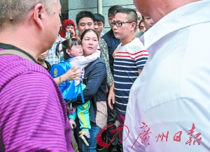 虚惊一场后，母女俩紧紧相拥。