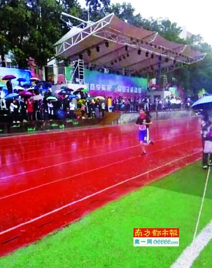 学生在雨中奔跑
