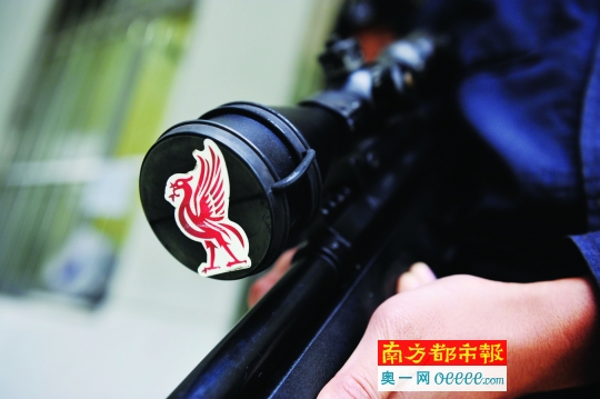 狙击枪目镜保护盖上贴了个喜鹊图案,冯仲根说这是对自己的暗示,让自己更专注。