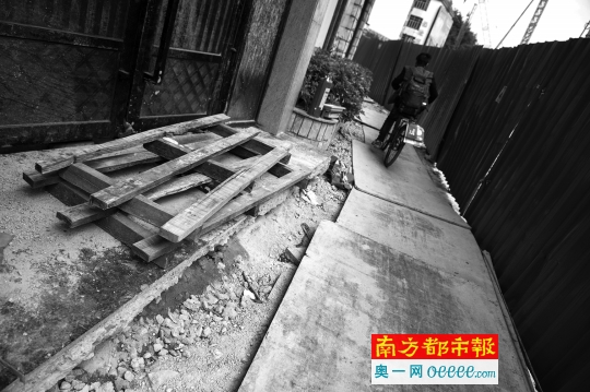 ●11月4日,坍塌路面已填上,旁边商户搬离。