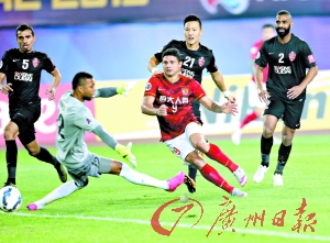 埃尔克森（红衣）的这个进球为恒大锁定冠军。 廖艺 摄