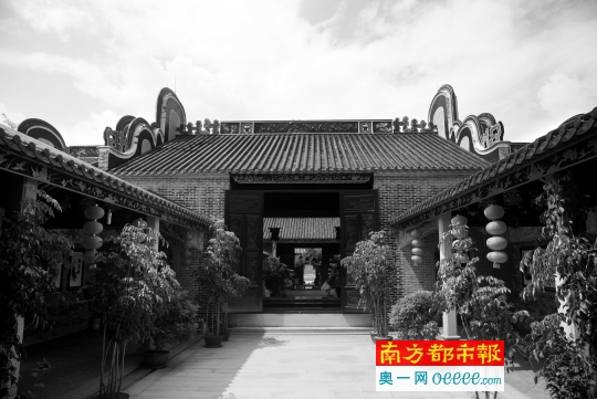 9月23日,三水区白坭富景社区祠巷村陈氏大宗祠。作为村组两级村民议事会的配套组织,2013年当地组建乡贤慈善会,筹得善款900多万元资金,成功将陈氏大宗祠打造为全区最大的村级文化活动中心。