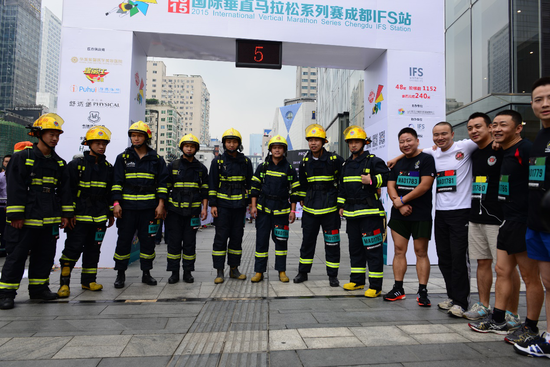 成都IFS站邀请消防员一起跑垂马