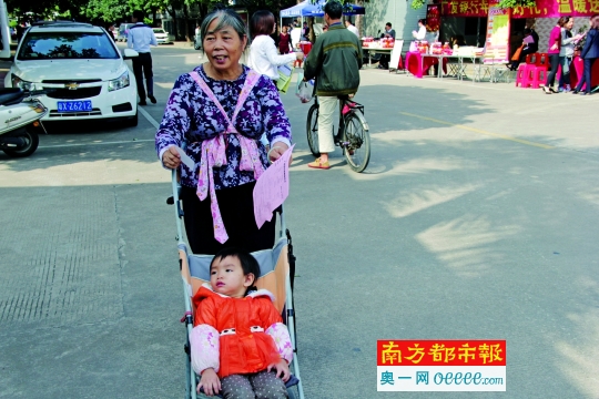 老年村民带着孙子从银行领完钱出来。