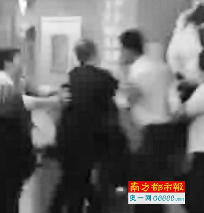 视频显示保安打人。视频截图