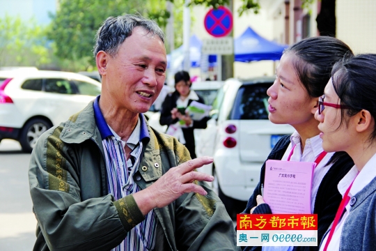 昨日,乐从腾冲村几名银行员工向一村民推销理财产品。