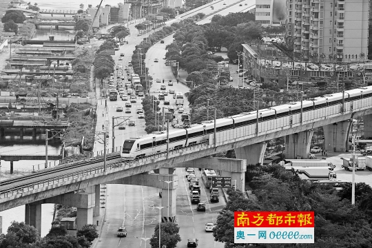 5月4日,一列广珠城际动车缓缓驶入珠海站。珠海-北京、桂林高铁将在明日开通。 南都记者 吴进 摄