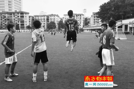 深圳5名足球少年天价转会遇阻 曝足协向恒大加