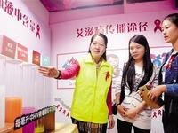 ■志愿者引导市民了解防治艾滋病知识。新快报记者 夏世焱/摄