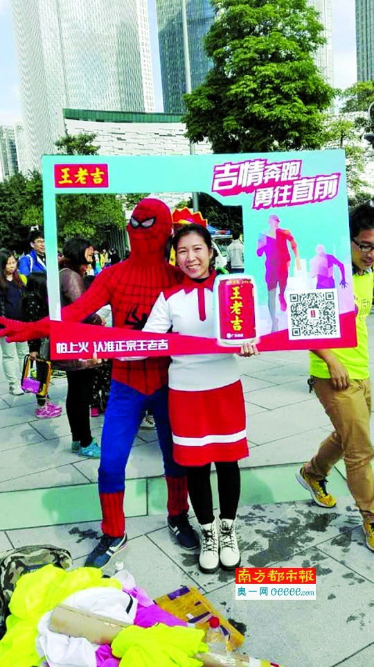 广州马拉松赛上的异装跑者,格外吸引眼球。