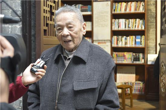 激励后辈前行 岑桑先生捐赠终身成就证书及新