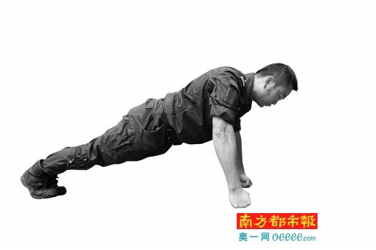 对学员要求严格的陈坚，对自己要求也很高，臂力惊人的他示范“一米空间训练法”相当轻松。

    南都记者 梁炜培 摄