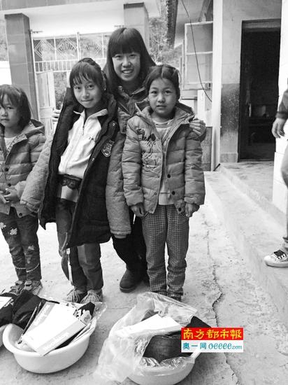 黎倩萍和孩子们合影，她特意给孩子买大一号棉衣，可以多穿两年。
    受访者供图