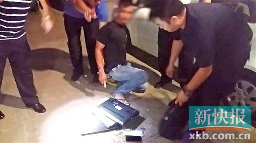 ■黄某被抓时警方从其包内搜出所盗的电脑。