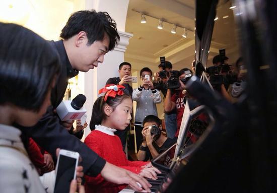 郎朗分享广州情缘 辅导琴童超有爱(图)