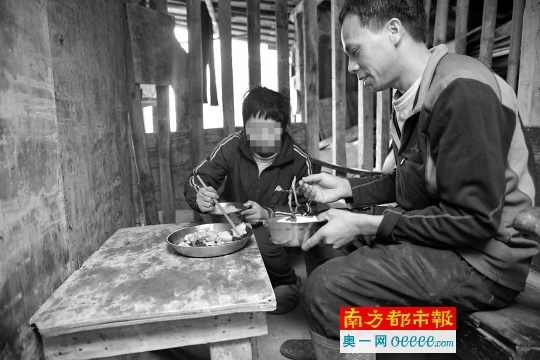 ●黎金次和妻子陈雪梅一起吃午饭,陈雪梅出其不意地夹了一块肉给他。