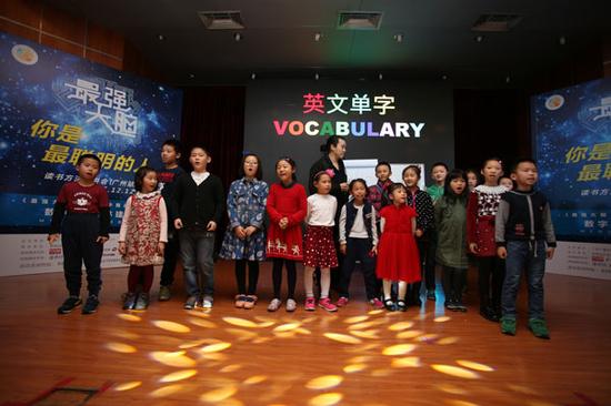 林建东现场与小朋友进行英语生词记忆互动