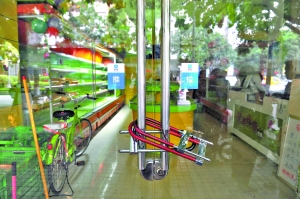 水果营行华景新城店店门上了两把锁。