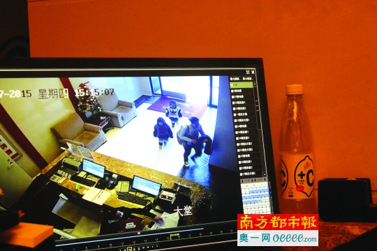 事发前,监控视频可见一女子带2名小孩从1楼搭乘电梯上楼。南都记者 曾群善 摄