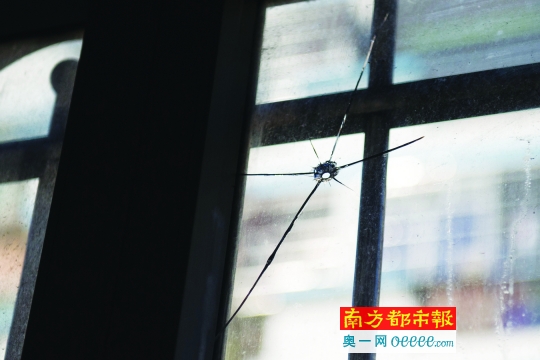 有的住户家玻璃遭钢珠击穿,留下圆孔;有的住户家墙壁被喷上红字。南都记者 梁炜培 摄