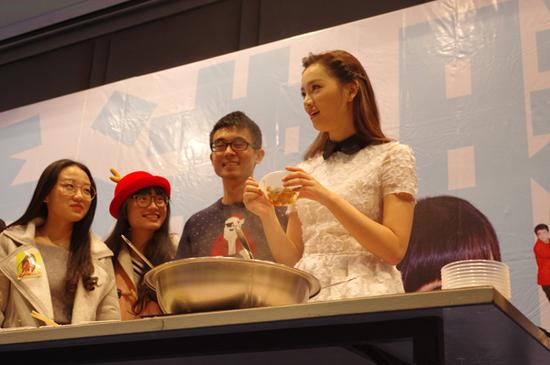 黄灿灿现场煮麻辣烫