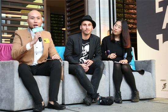 Simone legno(中)Keith Wong(左)