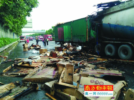 昨日，一环东线两车碰撞后起火，事故造成两人不幸身亡。南都记者 曾群善 摄